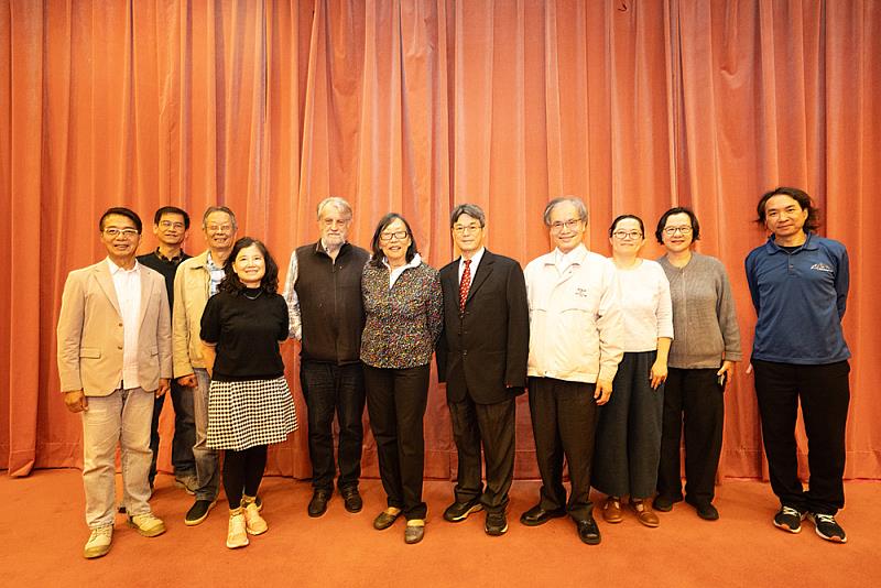 游麗嘉博士偕夫婿（左5、6）返母校，與社科學院師長們親切合影留念。