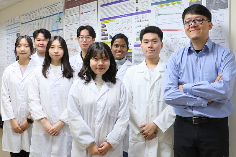 Professor Yu-Sheng Su (right, first) with his laboratory research team.