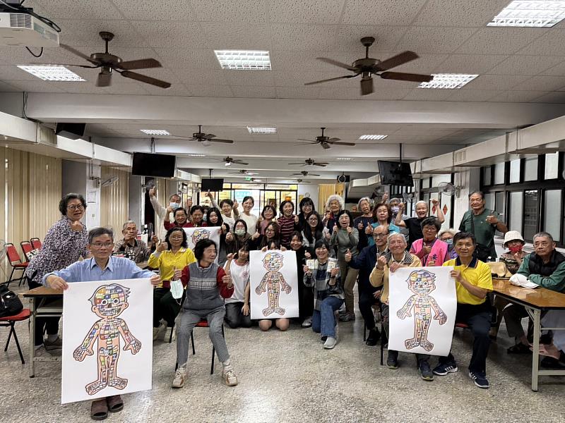 國立臺南護理專科學校推動青銀共學創新實踐，透過主題教育遊戲，提升長者自我照護知能。