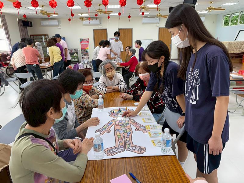 國立臺南護理專科學校推動青銀共學創新實踐，透過主題教育遊戲，提升長者自我照護知能。