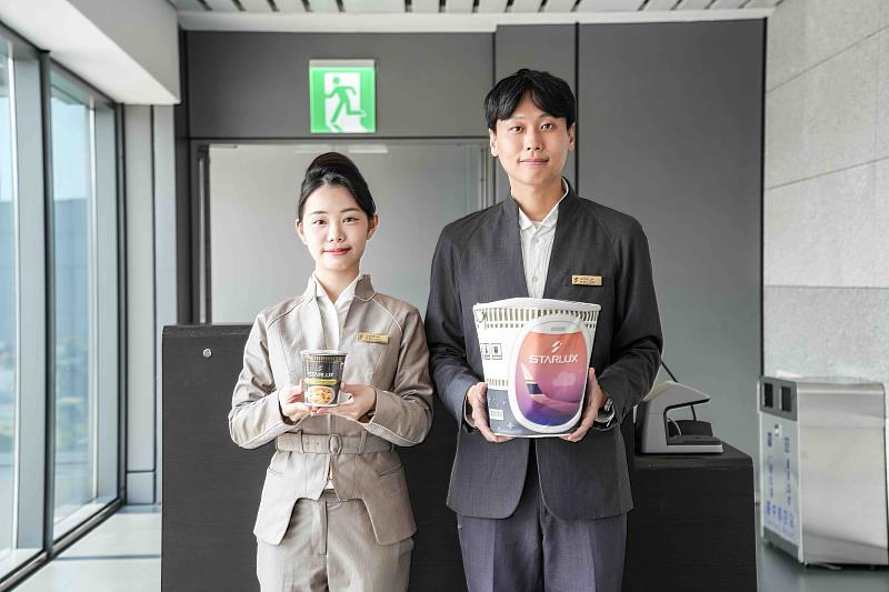 歡慶台中－東京／熊本航線首航，星宇航空特別準備與日清杯麵聯名之巨無霸泡麵杯包組合，為旅客的旅程增添驚喜及美好風味！