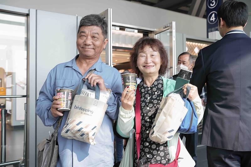 搭乘星宇航空台中－東京首航旅客開心合影，為航線啟航留下珍貴紀念。