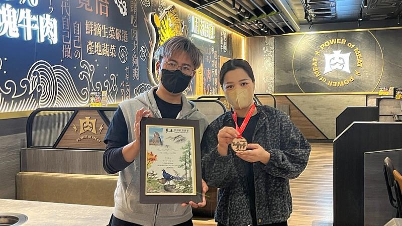 肉次方、原燒和金咕合體打肉搏戰,即日起至4月30日,消費者凡帶著不限區間的任一獎狀、獎盃、獎牌、證書或證照到店消費指定套餐,即享88折優惠。