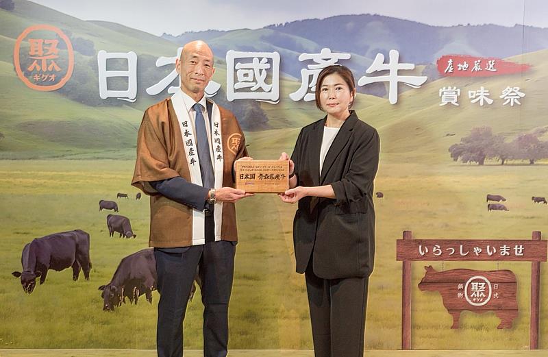 伊藤火腿株式會社代表長谷川久人（左），與王品集團鍋類事業群總經理呂意真（右）進行授證儀式。