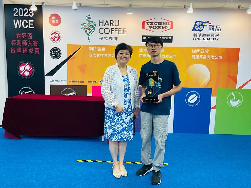 史上最年輕,崑大餐飲系賴力弘(右)奪2023「WCE世界盃杯測師大賽」台灣冠軍。