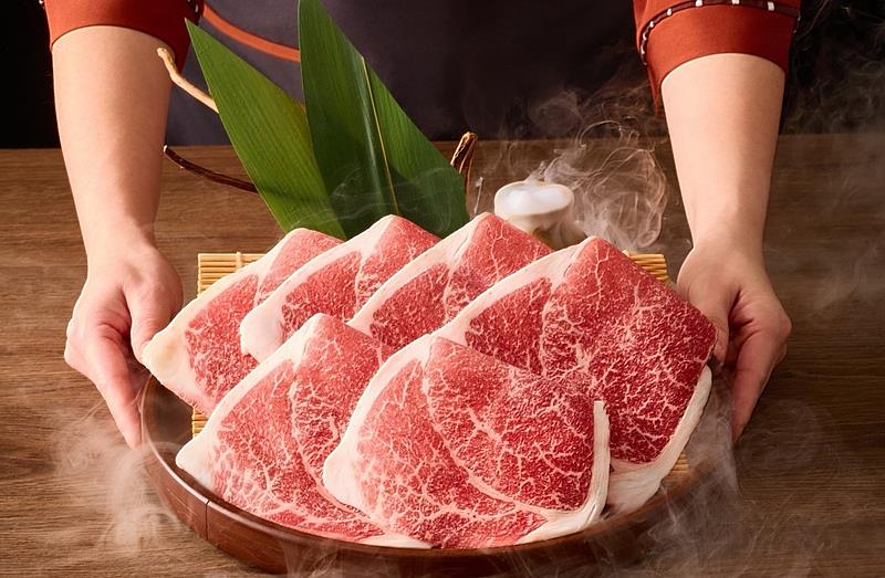 王品獨家引進日本國產牛全頭進口，並於聚搶先發售國產牛品項，饕客不用飛日本，就能體驗日本人的最愛。