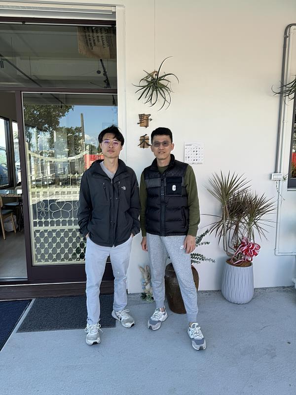 賴力弘（左）回到家鄉宜蘭創立精品咖啡品牌「野禾咖啡」，施智偉老師（右）特地前往捧場打氣。