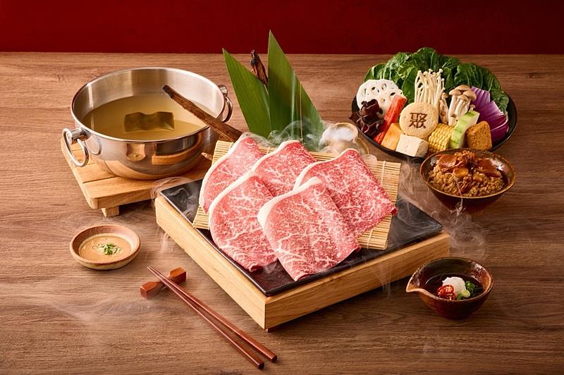 日本國產牛肉片清涮5-8秒，吃來清甜滑潤、口感不輸日本和牛，等於花不到千元即可享用，相當划算。