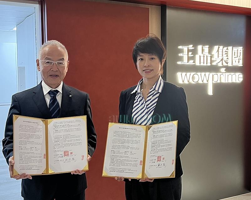 「廣島魚市場株式会社」代表取締役社長佐佐木猛（左）與王品集團供應鏈中心總經理周佳穎一同簽署合作備忘錄，期許共創穩定優質的供應鏈合作關係。