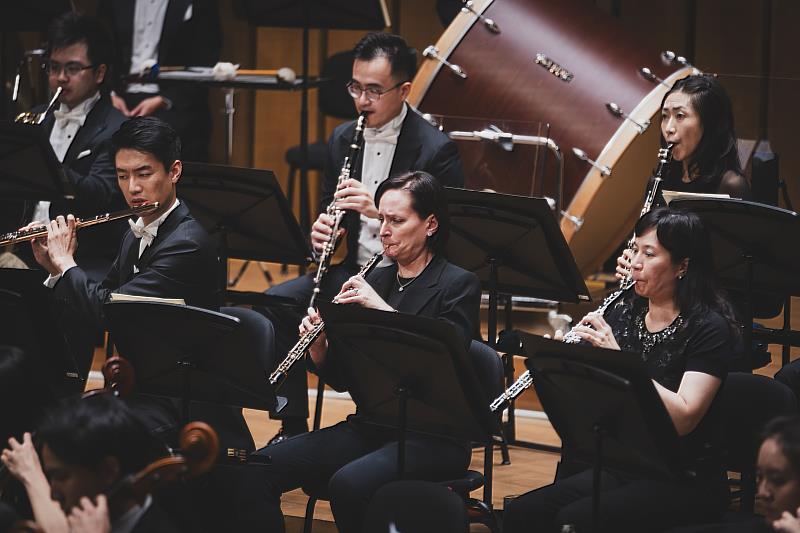 萊斯大學音樂學院雙簧管教授Erin Hannigan(畫面正中間),曾於2025年來臺與長榮交響樂團同台演出。今年再度受邀參與2026大師班音樂節,將以專業經驗啟發音樂家。