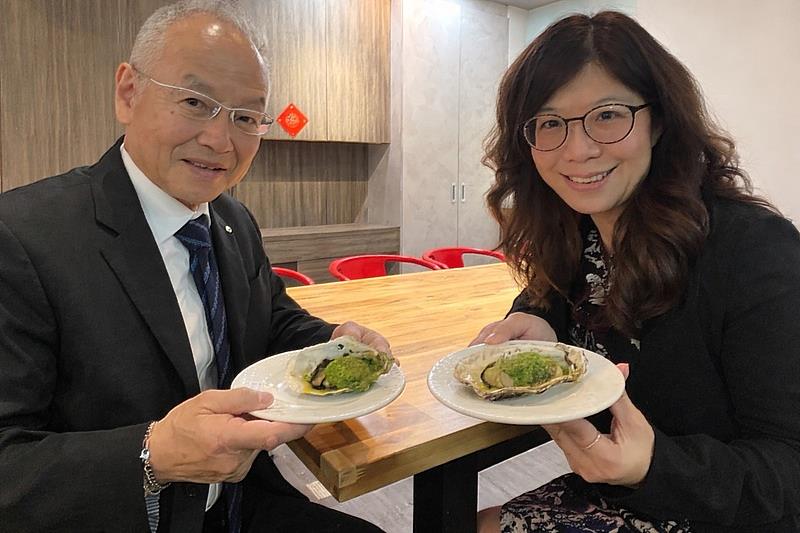 「廣島魚市場株式会社」社長佐佐木猛（左）與王品集團採購部總監巫珮君，一起品嘗由廣島牡蠣所做的佳餚。