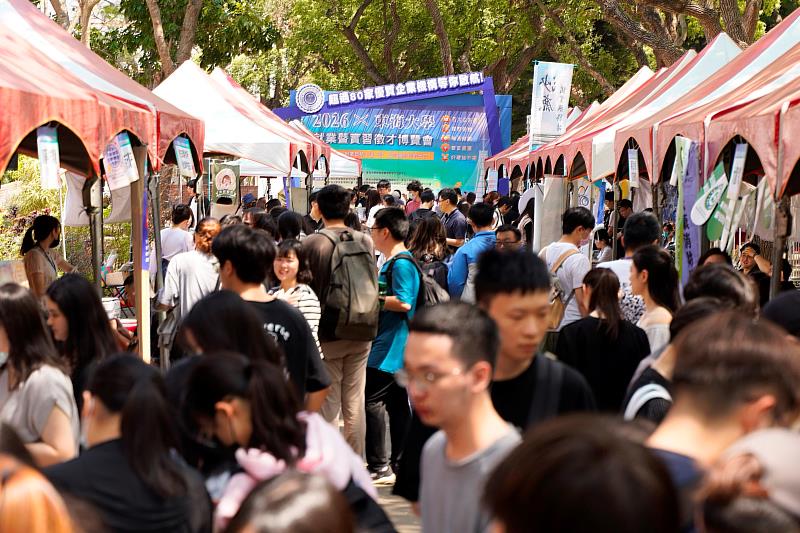 「2026年東海大學就業暨實習徵才博覽會」集結國內外85家企業，釋出超過2,500個職缺，現場吸引數百名學生熱烈參與。