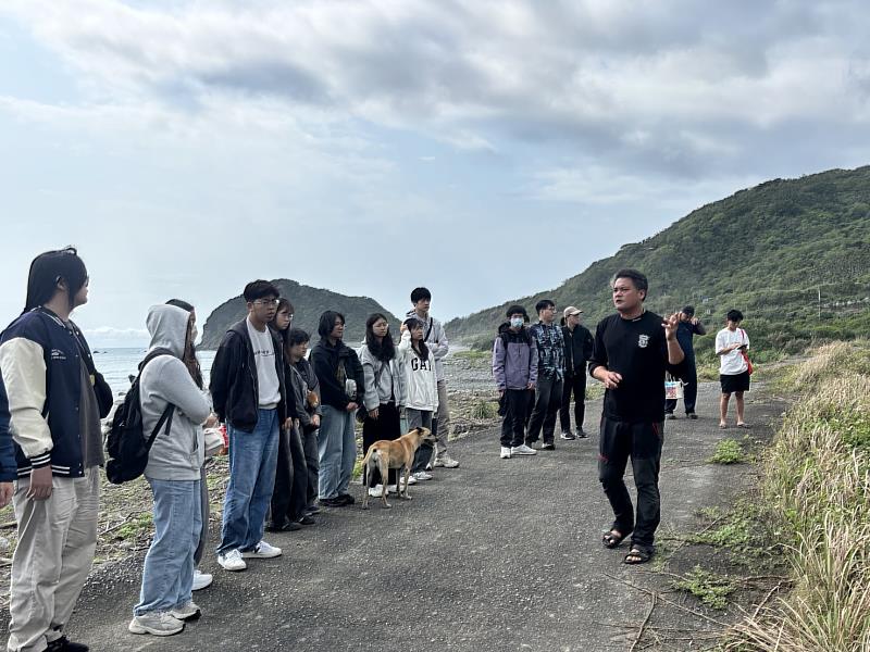 陳科睿(右前方說話者)跟同學分享磯崎海岸的變遷。