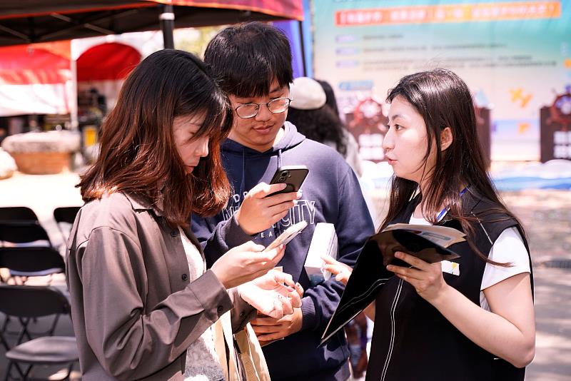 東海大學積極串聯各產業領航者,包含科技製造、民生餐飲、文教、金融與旅宿業等,為學子構築廣闊的職涯舞台。