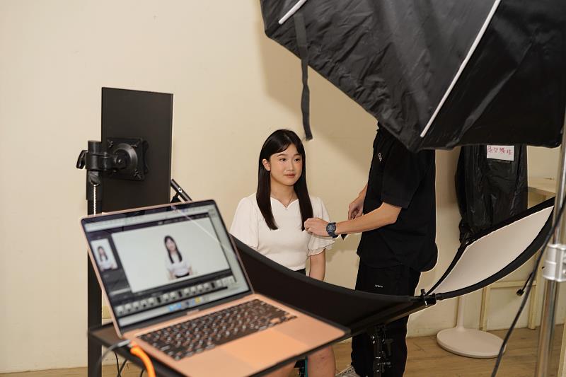 博覽會現場貼心提供「專業履歷照攝影服務」，讓畢業生在遞出履歷的第一時間，即展現最具專業感的職場形象。