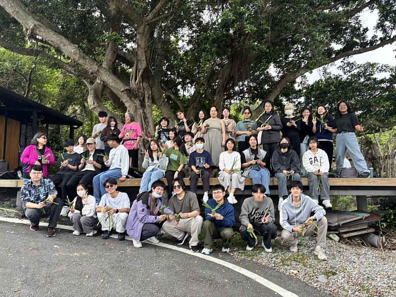 師生拿著阿里鳳鳳大合照。