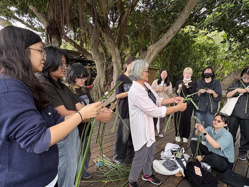 部落媽媽教學生如何用林投葉編織阿里鳳鳳。