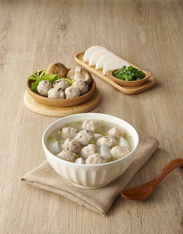 「石二鍋Q彈香菇貢丸」方便料理是冰箱常備品，讓家常料理省時又省力。