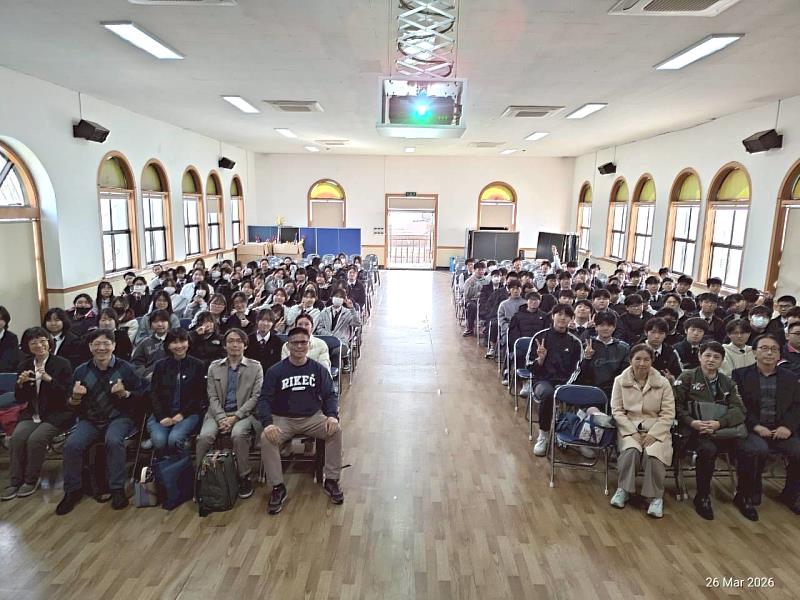 人社院至仁川華僑中山中小學高中部進行升學專題講座。