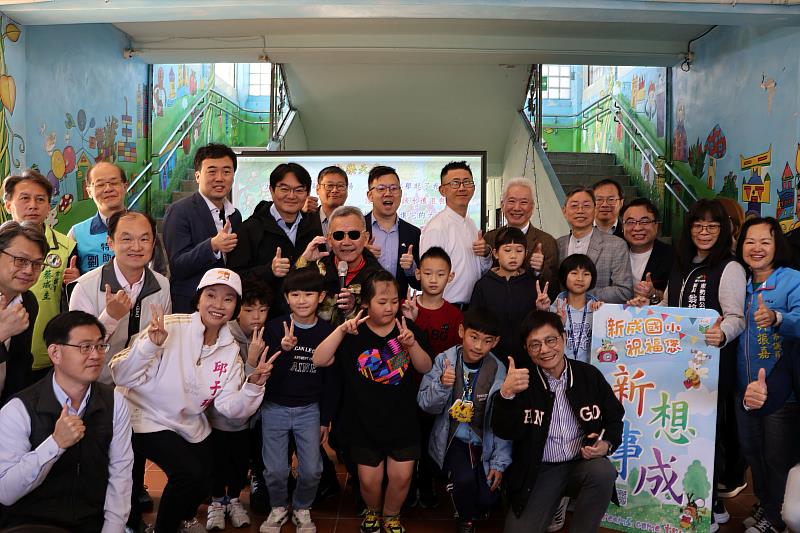 東海大學3月至新成國小辦理「2026AI超人教育營」，東海公事處黃兆璽處長（後排左4）表示，林益興校長是真正的教育家，未來將與他持續以豐富的教育資源賦能偏鄉。