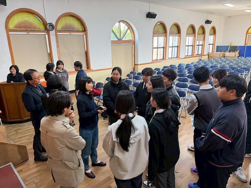 講座內容貼近學生的升學需求與未來發展，會後代表團老師也直接與學生進行交流。