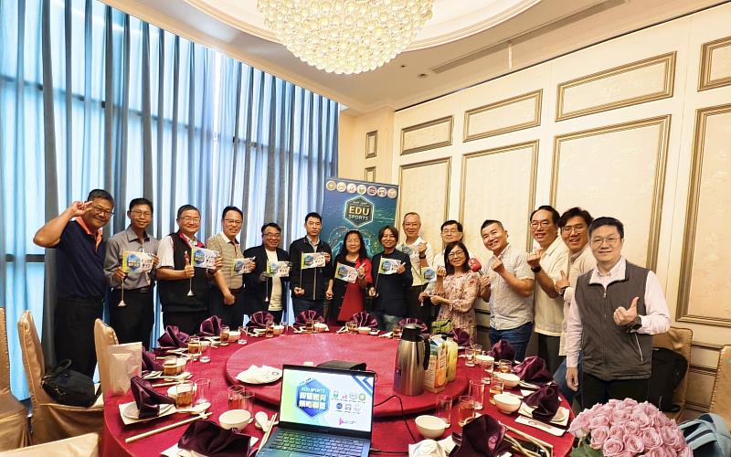 新成國小林益興校長（左5）表示，這個計畫串聯4縣市7校，攜手北教大、東海大學等學術資源，開啟體育教育數位轉型新里程。
