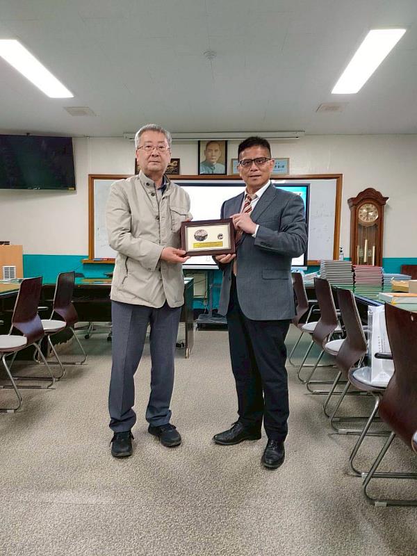 漢城華僑中學于植盛校長與人社院傲予莫那Awi Mona院長。