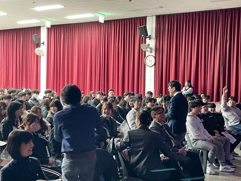 呂傑華教授生動且詳細地向漢城華僑中學的學生介紹東華大學的獨特優勢、絕佳的學習環境,以及人社院旗下豐富多元的學系與研究所特色。