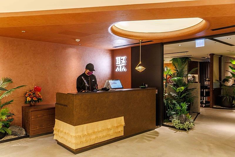 聚榮獲最想推薦日式火鍋肯定,SOGO忠孝店用日式現代美學搭綠植藝術,帶來全新用餐體驗。