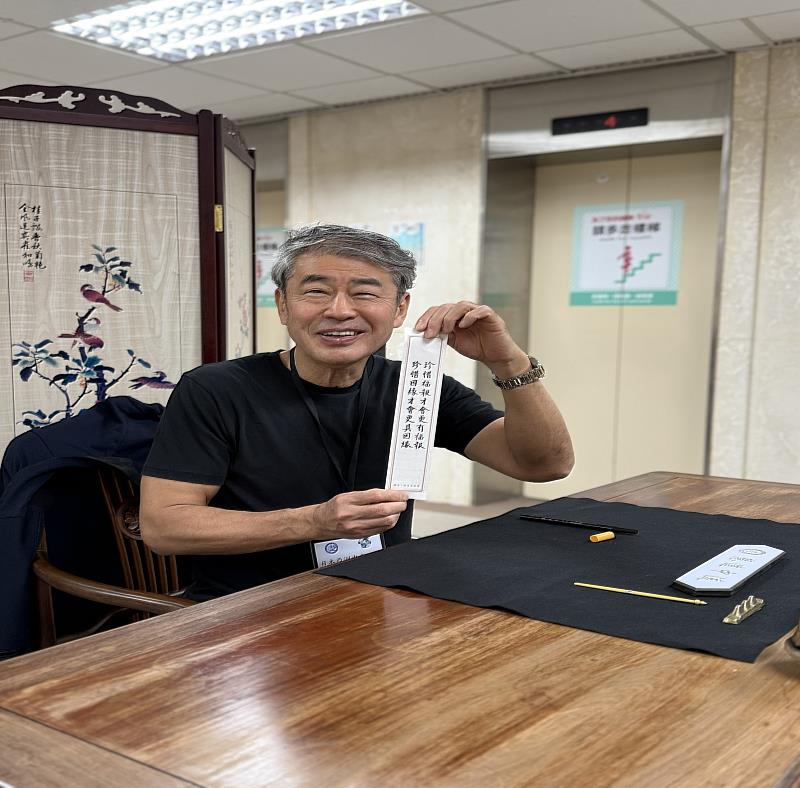 南華大學舉辦亞洲學生交流會議,亞洲中東政治經濟研究所代表小山哲夫代校園導覽中書寫南華大學創辦人星雲大師祝福法語。
