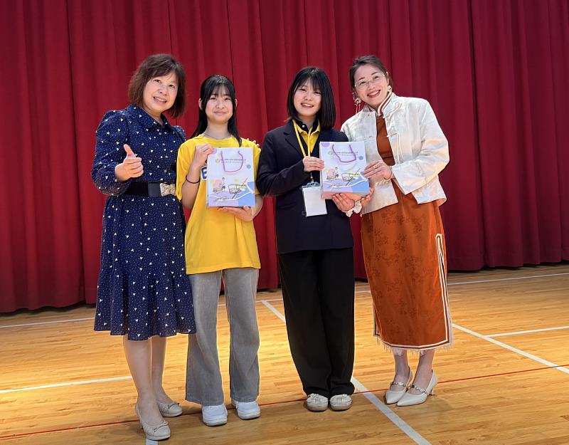 清華附小校長及會長贈送禮物代表友誼常存。