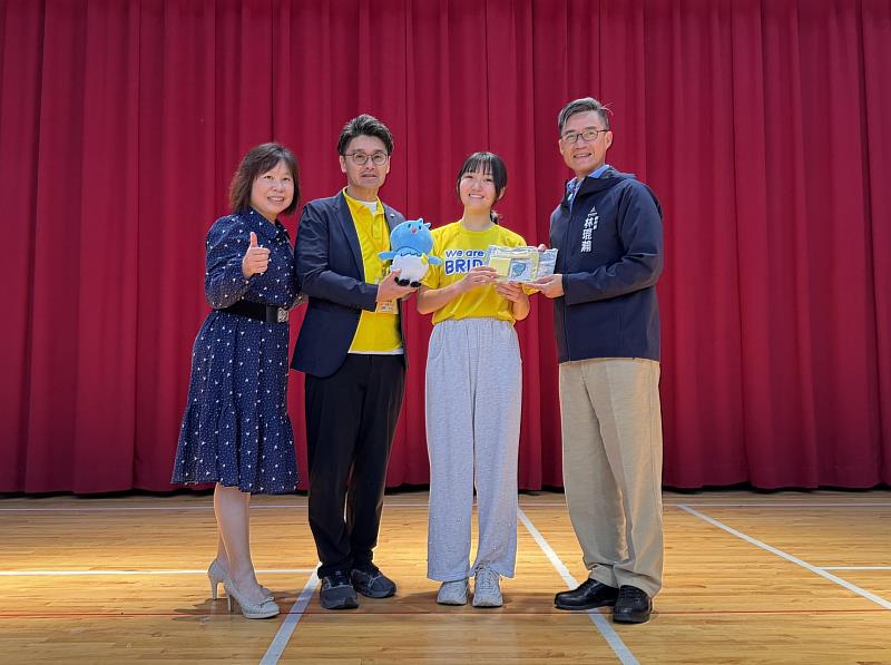 林琨瀚副市長贈送竹市吉祥物皮卡玩偶予福岡縣代表團老師、皮卡文具包予福岡學生。