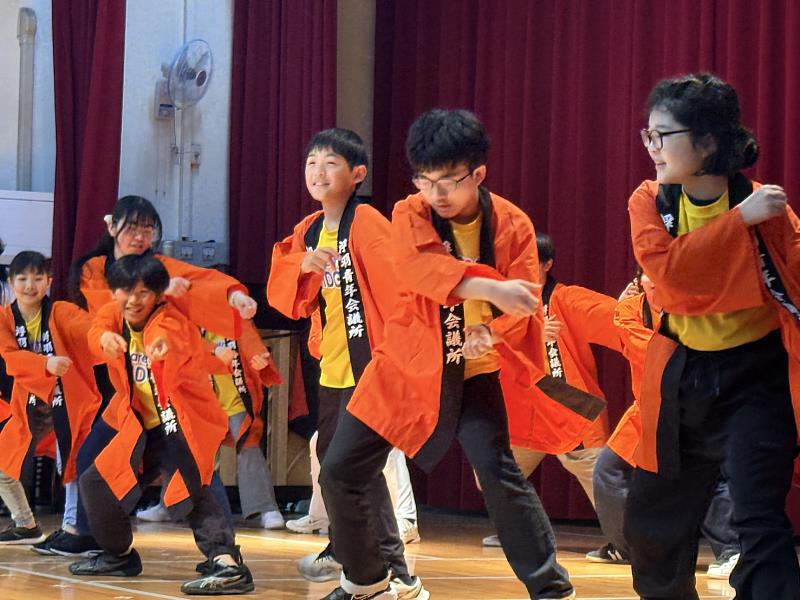 福岡縣代表團學生表演日式舞蹈。