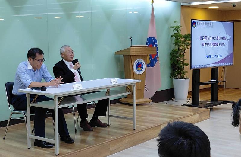僑務委員會副委員長張良民（右）主持交流座談會，左為國立政治大學蔡中民教授。