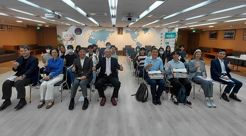 僑務委員會副委員長張良民（左4）與國立政治大學參訪師生合影。
