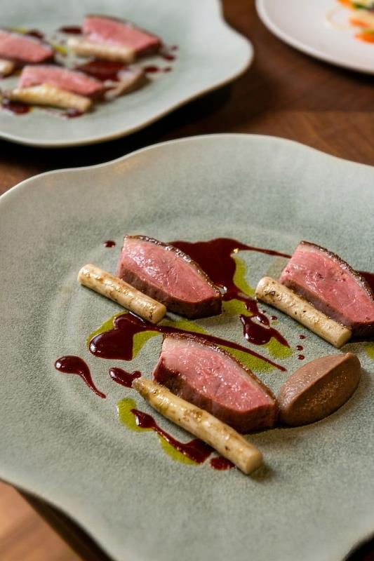 粉嫩多汁的「玫瑰鴨」佐以桑椹果酸，是樂埔町午間限定的柔美滋味。