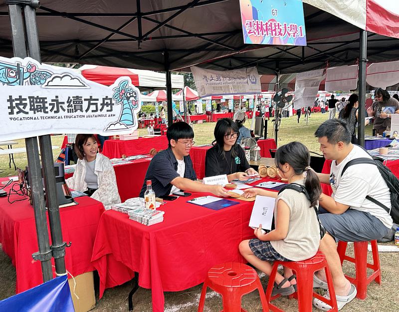 技職永續計畫辦公室規劃雷射雕刻DIY活動，民眾家長和學生參與。