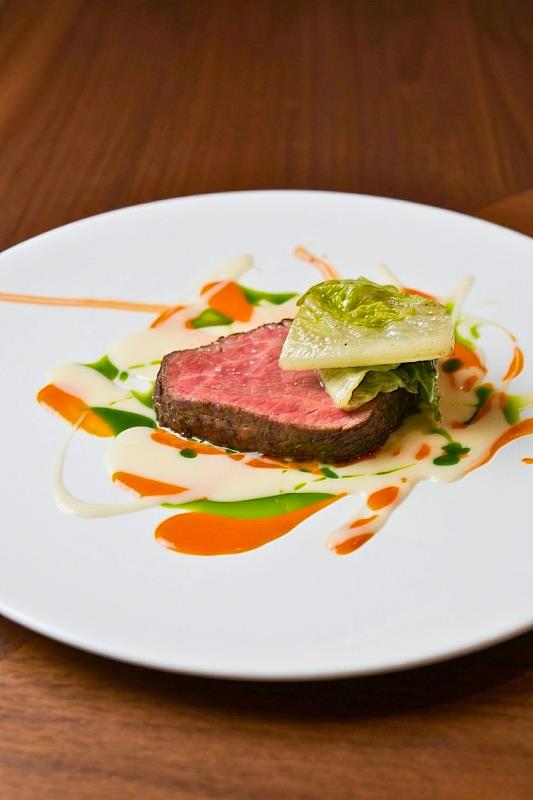 主廚將經典菲力牛排重新轉譯，在老宅靜謐的夜色中，細膩詮釋奢華的味覺質地。