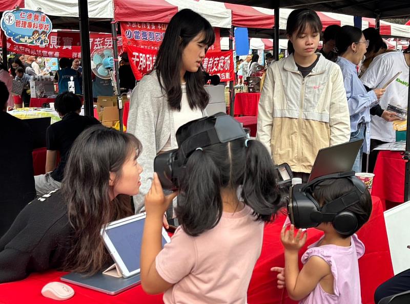 智慧教育實驗室展示AI、VR與教育科技應用。