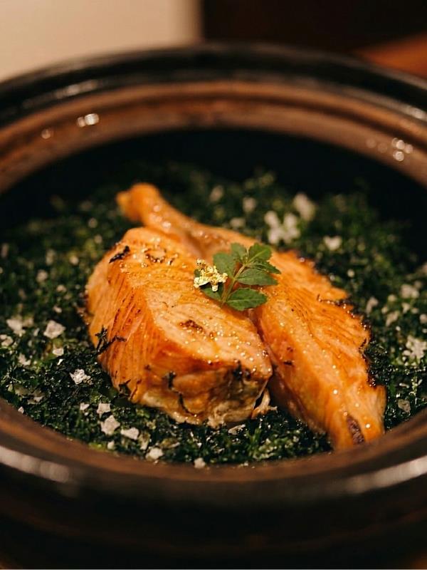 樂埔町招牌「臺東池上林龍星土鍋飯」，本季融入小魚干高湯與鹽漬櫻花，演繹大地的豐饒。