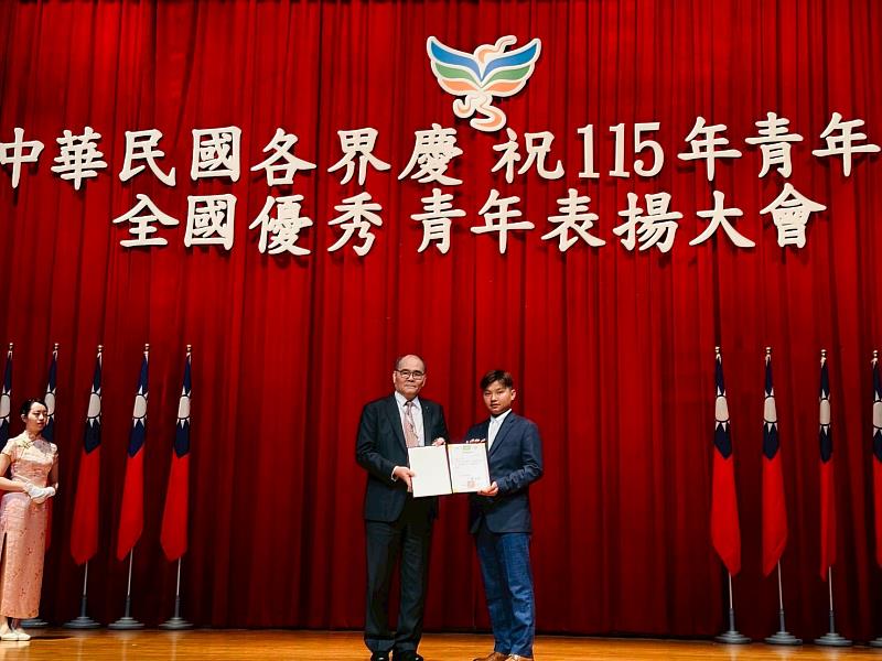 國立暨南國際大學王宸浩同學（右）獲選全國優秀青年。
