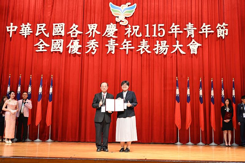 花慈3醫護獲優秀社會青年 護理部周英芳代表花蓮獲全國楷模