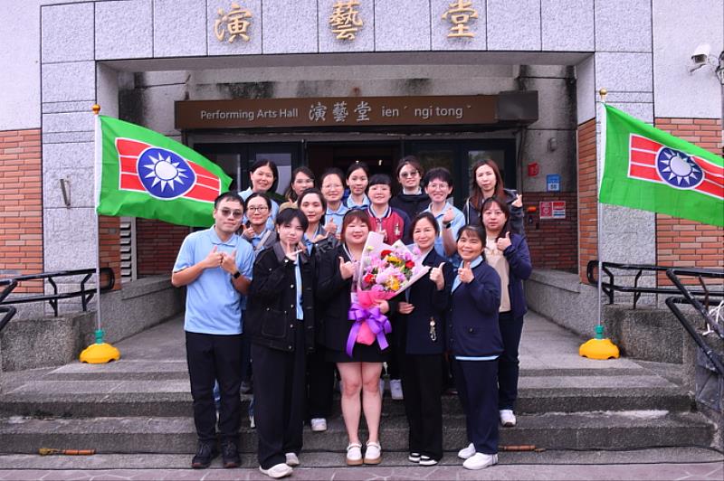 花蓮慈院護理部團隊齊聚為高晴吟護理長獲得花蓮縣優秀青年代表祝賀。