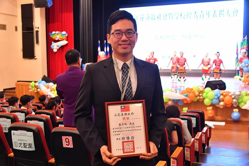 花蓮慈院龔彥綸醫師專研針灸領域，長期不懈的在花蓮慈院耕耘中西醫合療與傳承教學，以精湛醫術和溫暖的笑容服務弱勢，期望自己讓更多病人受惠於中醫並恢復健康。