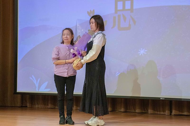 林雅卉護理師（右）獻花給黃昀玲女士的母親（左），代表受贈者向捐贈者家屬表達敬意。