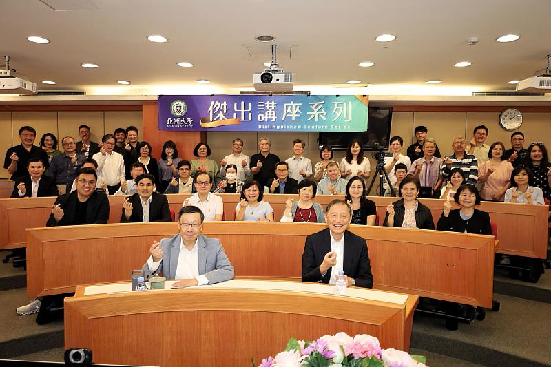 講座圓滿落幕,林錫銘董事長與蔡進發校長帶領全場教職員開心比出愛心合影,留下珍貴紀念。