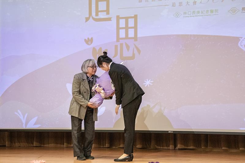 詹佳穎同學（右）代表醫學院受教學生獻花給顏雲成大體老師家屬林淑貞女士（左）。