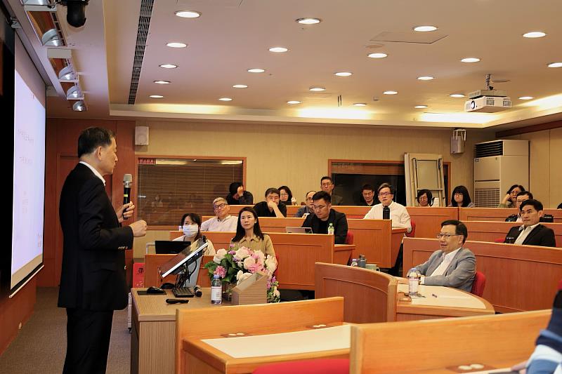 偉詮電林錫銘董事長受邀開講,現場滿座主管與教職員專注聆聽,汲取其精闢的產經洞察。