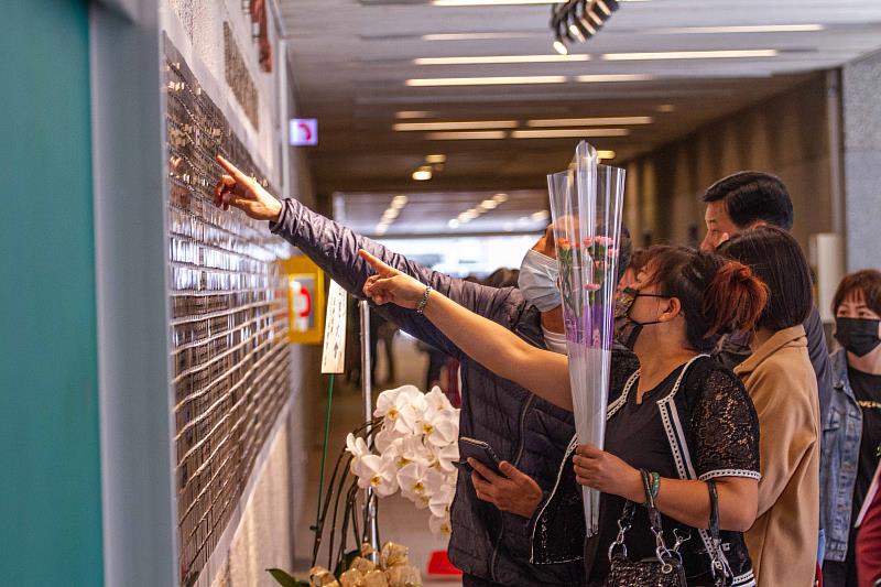 器官捐贈與大體老師捐贈者家屬前往長庚大學校內的遺愛人間紀念牆獻花。