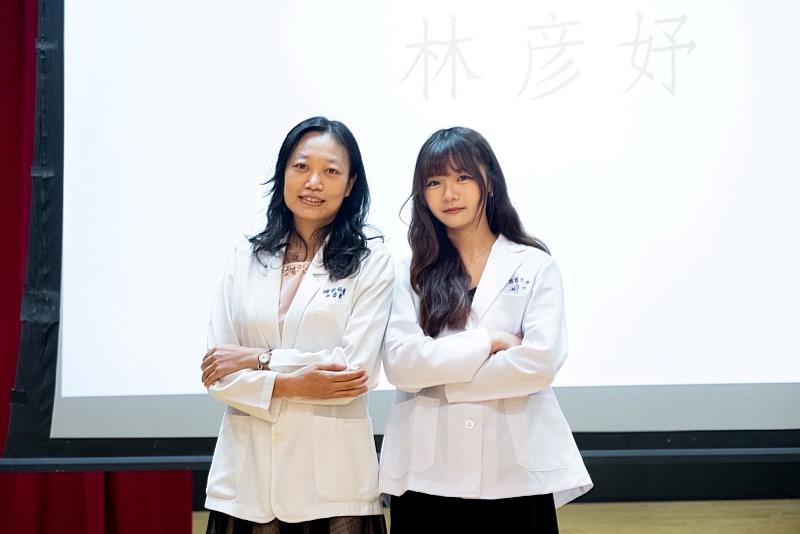 林彥妤（右）與導師吳姿誼教授（左）合影，感謝師長一路的悉心輔導。